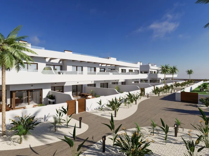 OBRA NUEVA EN LOS ALCÁZARES CON VISTAS AL MAR NENOR. BUNGALOWS PLANTA BAJA Y ALTA. 2 DORM. 2 BAÑOS. PARKING Y PISCINA.