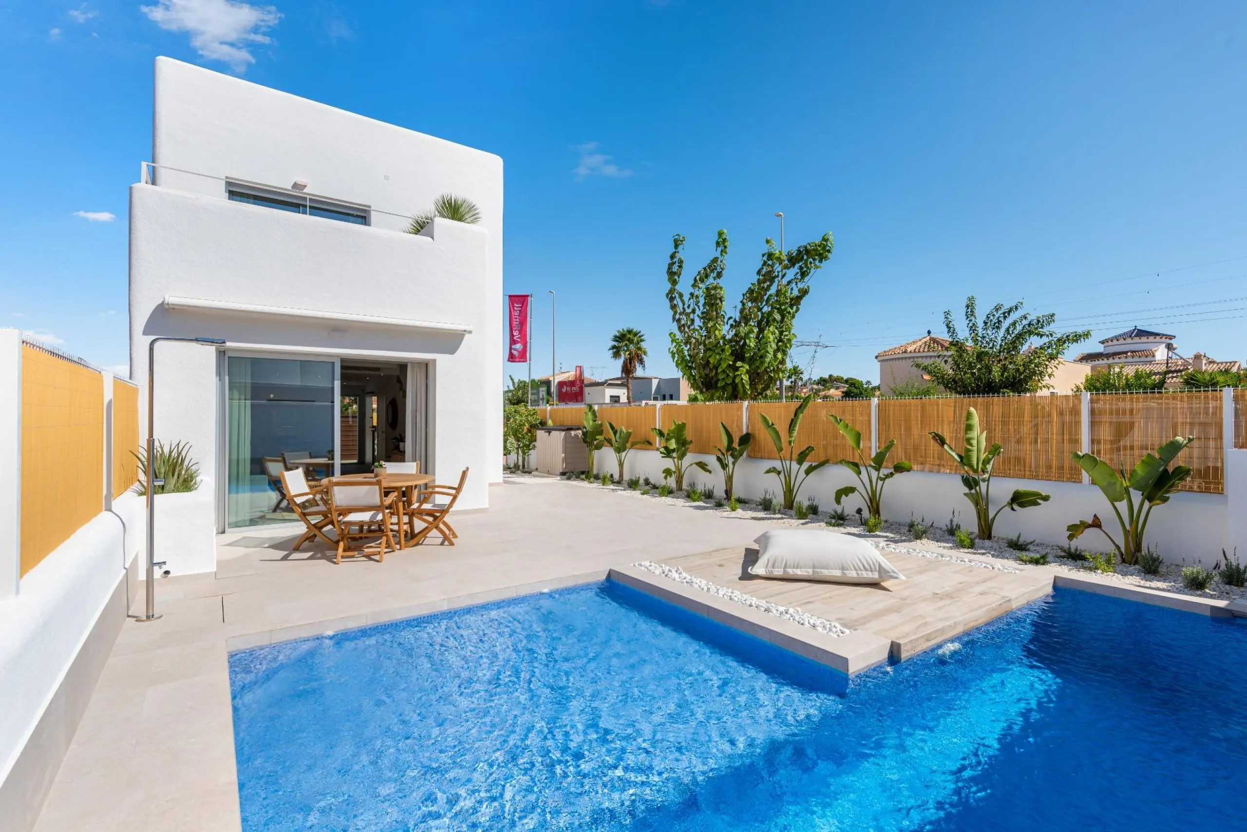 VILLA DE OBRA NUEVA EN LOS ALCÁZARES CON VISTAS AL MAR MENOR. 3 DORM. 2 BAÑOS. CON PISCINA PROPIA. PARCELA 230 M2.