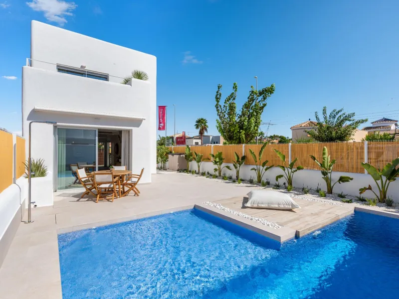 VILLA DE OBRA NUEVA EN LOS ALCÁZARES CON VISTAS AL MAR MENOR. 3 DORM. 2 BAÑOS. CON PISCINA PROPIA. PARCELA 230 M2.