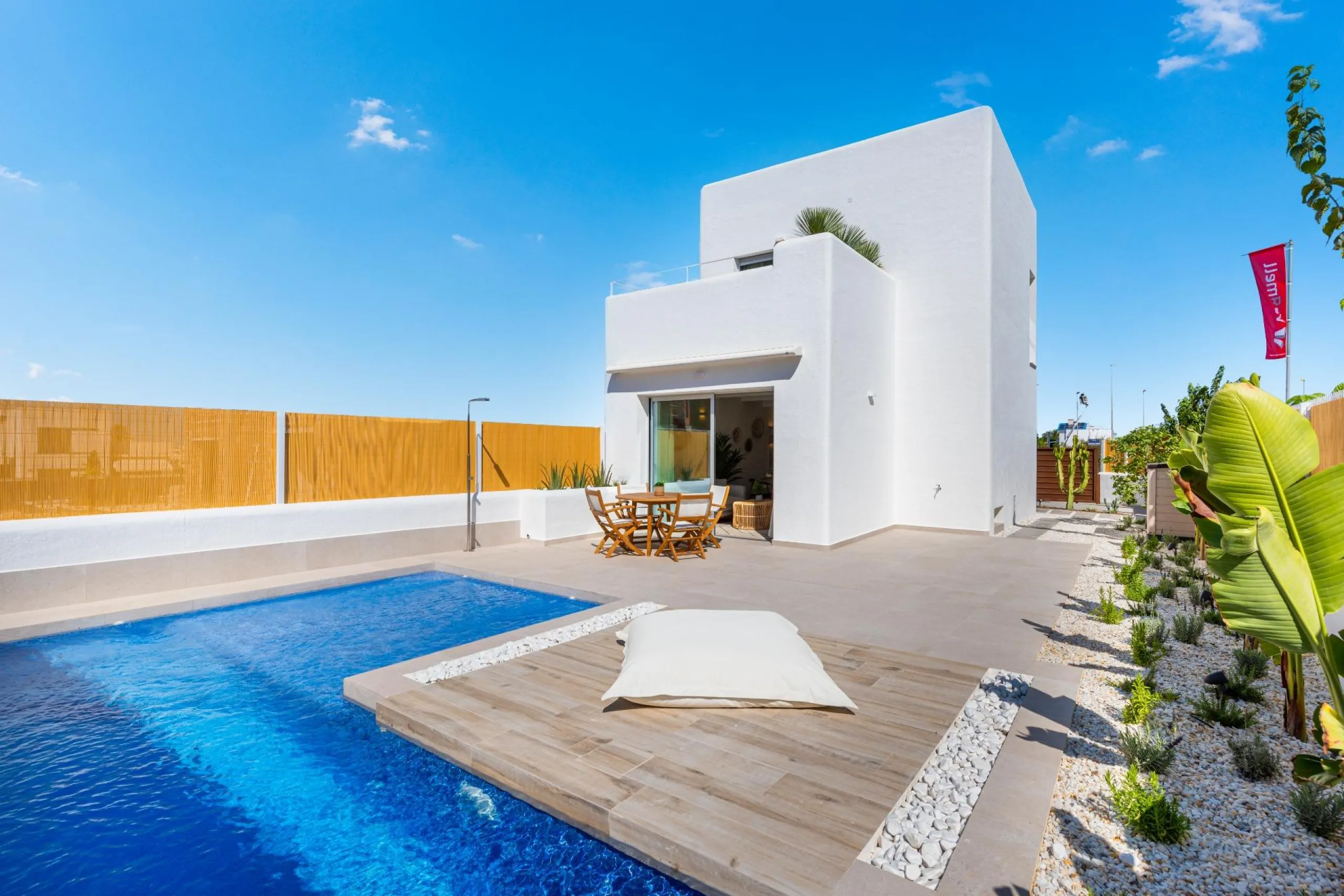 VILLA DE OBRA NUEVA EN LOS ALCÁZARES CON VISTAS AL MAR MENOR. 3 DORM. 2 BAÑOS. CON PISCINA PROPIA. PARCELA 230 M2.