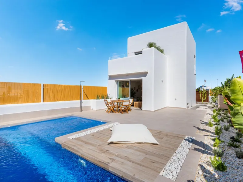 VILLA DE OBRA NUEVA EN LOS ALCÁZARES CON VISTAS AL MAR MENOR. 3 DORM. 2 BAÑOS. CON PISCINA PROPIA. PARCELA 230 M2.