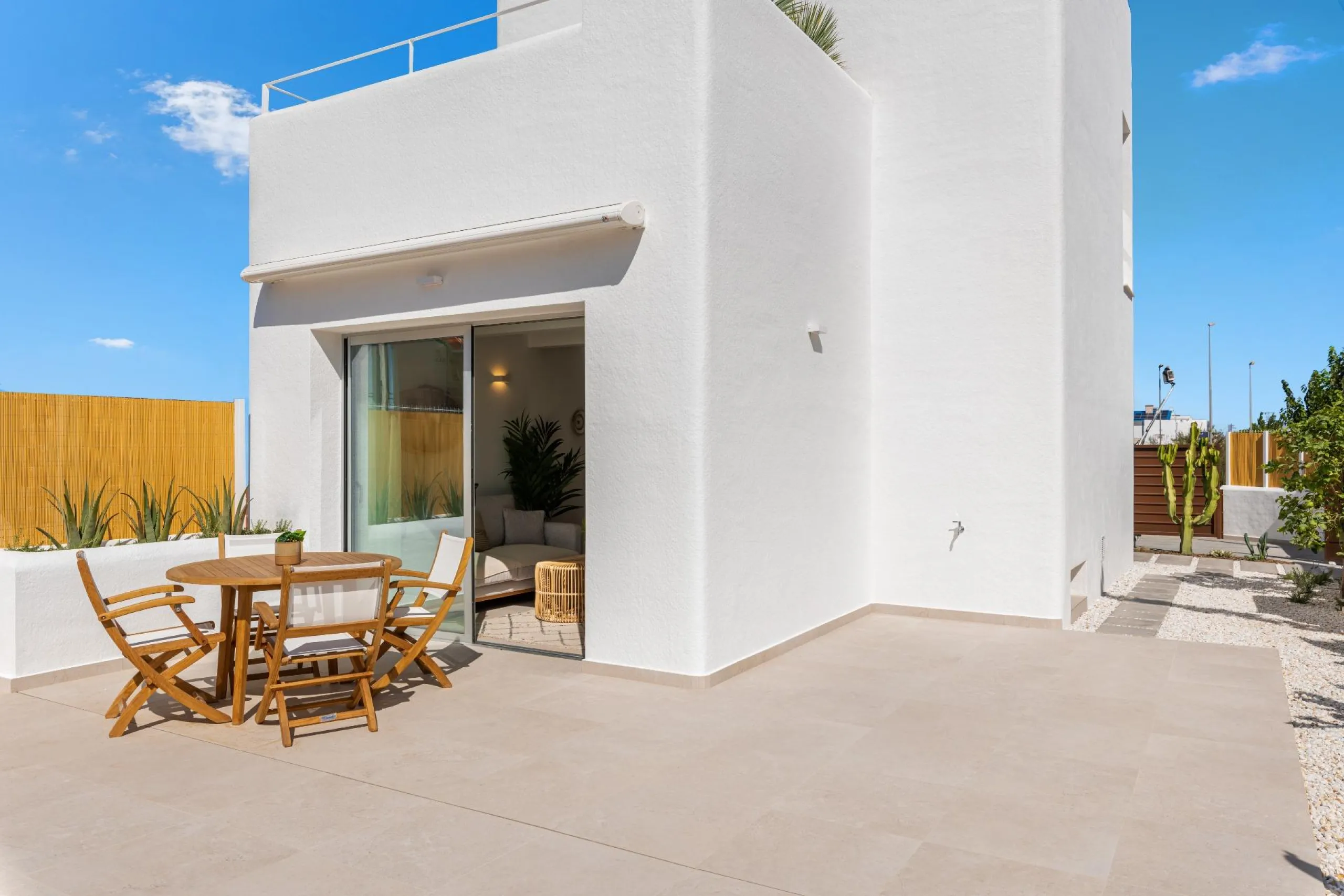 VILLA DE OBRA NUEVA EN LOS ALCÁZARES CON VISTAS AL MAR MENOR. 3 DORM. 2 BAÑOS. CON PISCINA PROPIA. PARCELA 230 M2.