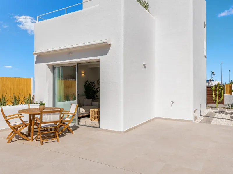 VILLA DE OBRA NUEVA EN LOS ALCÁZARES CON VISTAS AL MAR MENOR. 3 DORM. 2 BAÑOS. CON PISCINA PROPIA. PARCELA 230 M2.