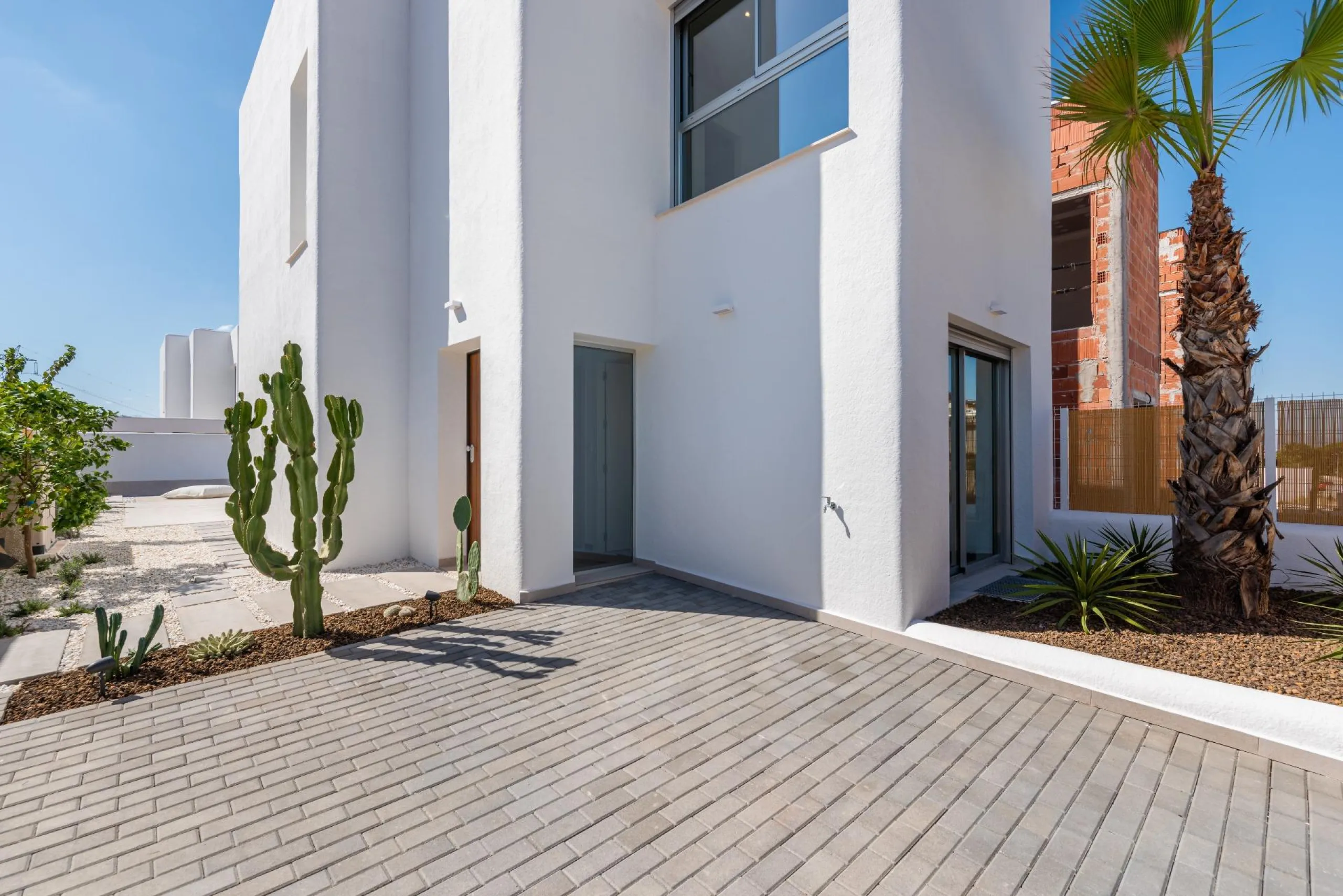 VILLA DE OBRA NUEVA EN LOS ALCÁZARES CON VISTAS AL MAR MENOR. 3 DORM. 2 BAÑOS. CON PISCINA PROPIA. PARCELA 230 M2.