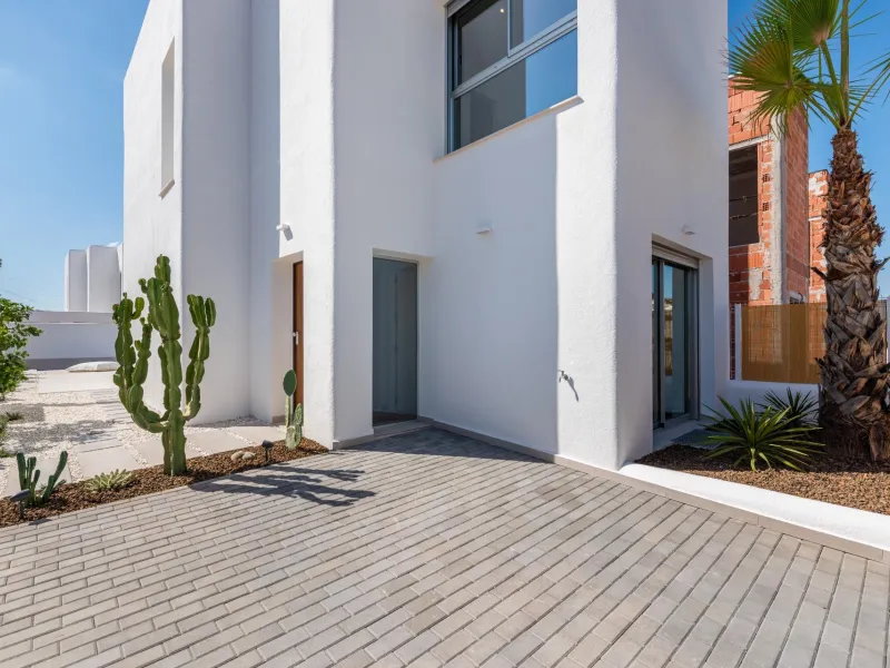 VILLA DE OBRA NUEVA EN LOS ALCÁZARES CON VISTAS AL MAR MENOR. 3 DORM. 2 BAÑOS. CON PISCINA PROPIA. PARCELA 230 M2.