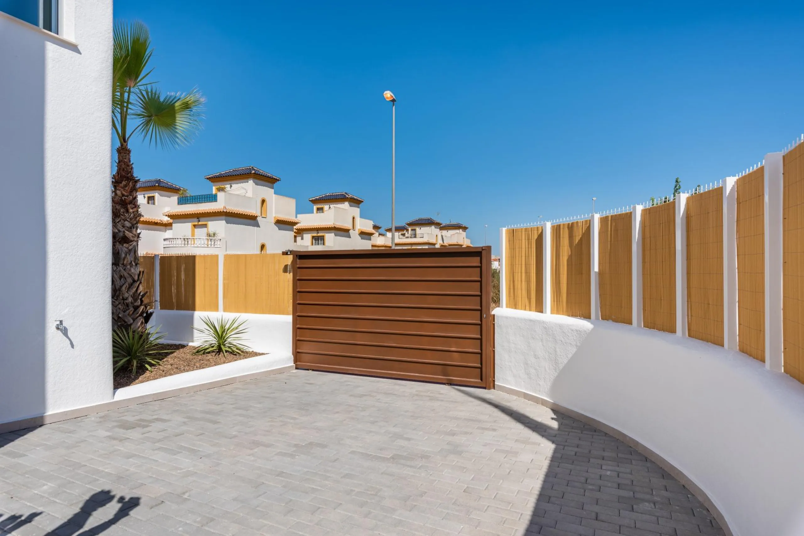 VILLA DE OBRA NUEVA EN LOS ALCÁZARES CON VISTAS AL MAR MENOR. 3 DORM. 2 BAÑOS. CON PISCINA PROPIA. PARCELA 230 M2.