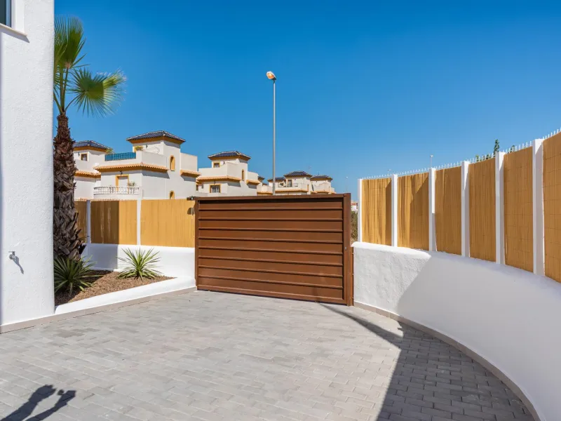 VILLA DE OBRA NUEVA EN LOS ALCÁZARES CON VISTAS AL MAR MENOR. 3 DORM. 2 BAÑOS. CON PISCINA PROPIA. PARCELA 230 M2.