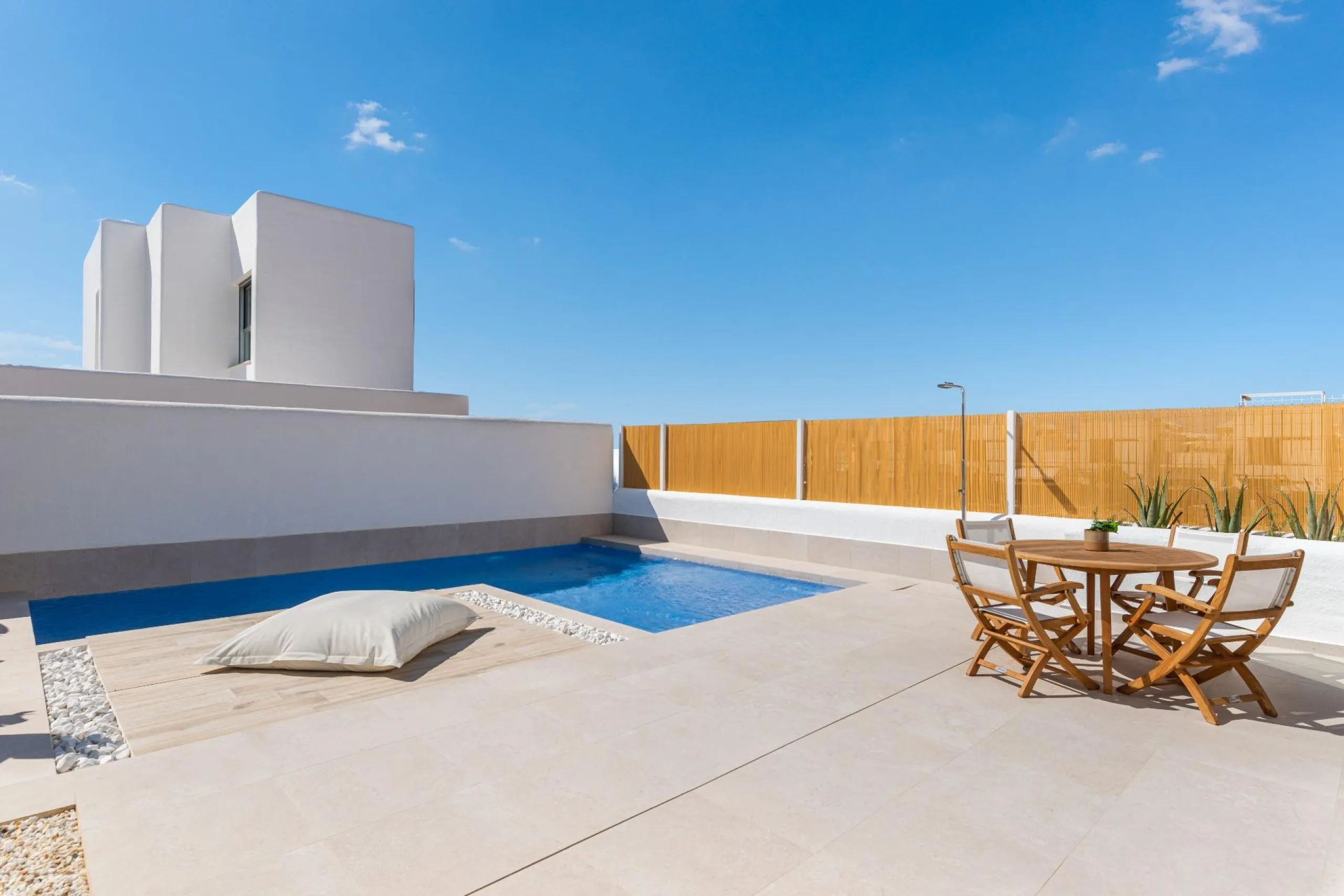 VILLA DE OBRA NUEVA EN LOS ALCÁZARES CON VISTAS AL MAR MENOR. 3 DORM. 2 BAÑOS. CON PISCINA PROPIA. PARCELA 230 M2.