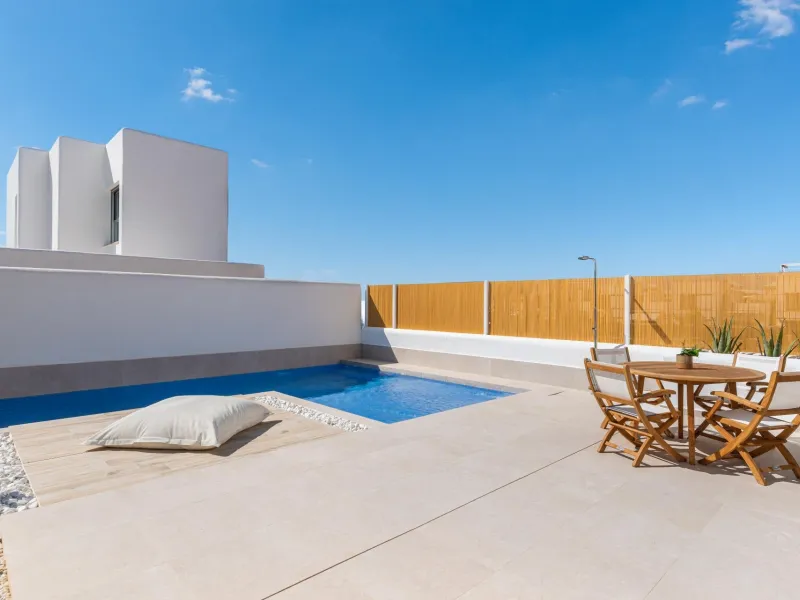 VILLA DE OBRA NUEVA EN LOS ALCÁZARES CON VISTAS AL MAR MENOR. 3 DORM. 2 BAÑOS. CON PISCINA PROPIA. PARCELA 230 M2.