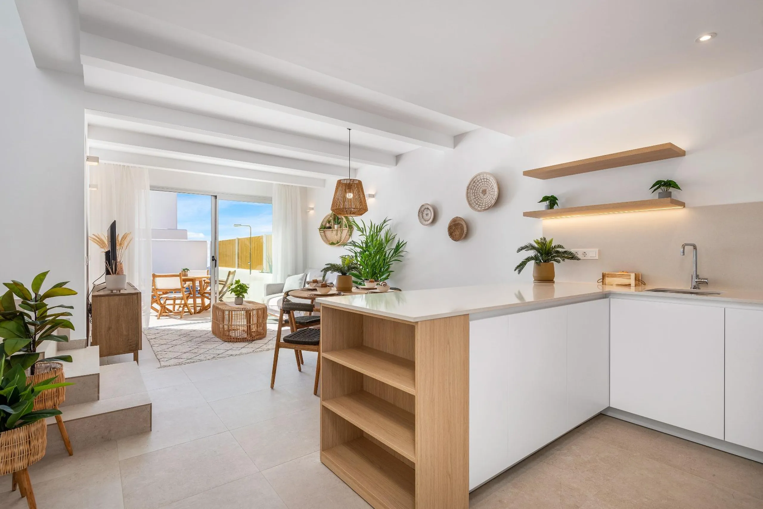 VILLA DE OBRA NUEVA EN LOS ALCÁZARES CON VISTAS AL MAR MENOR. 3 DORM. 2 BAÑOS. CON PISCINA PROPIA. PARCELA 230 M2.