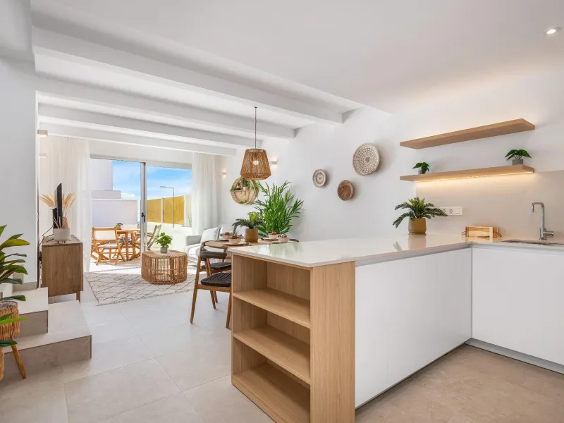VILLA DE OBRA NUEVA EN LOS ALCÁZARES CON VISTAS AL MAR MENOR. 3 DORM. 2 BAÑOS. CON PISCINA PROPIA. PARCELA 230 M2.