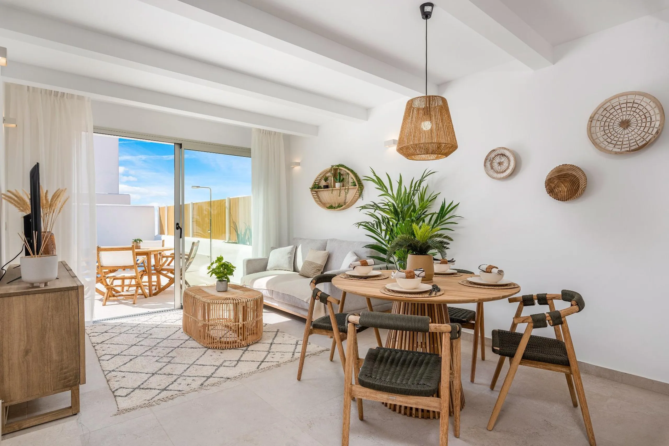 VILLA DE OBRA NUEVA EN LOS ALCÁZARES CON VISTAS AL MAR MENOR. 3 DORM. 2 BAÑOS. CON PISCINA PROPIA. PARCELA 230 M2.