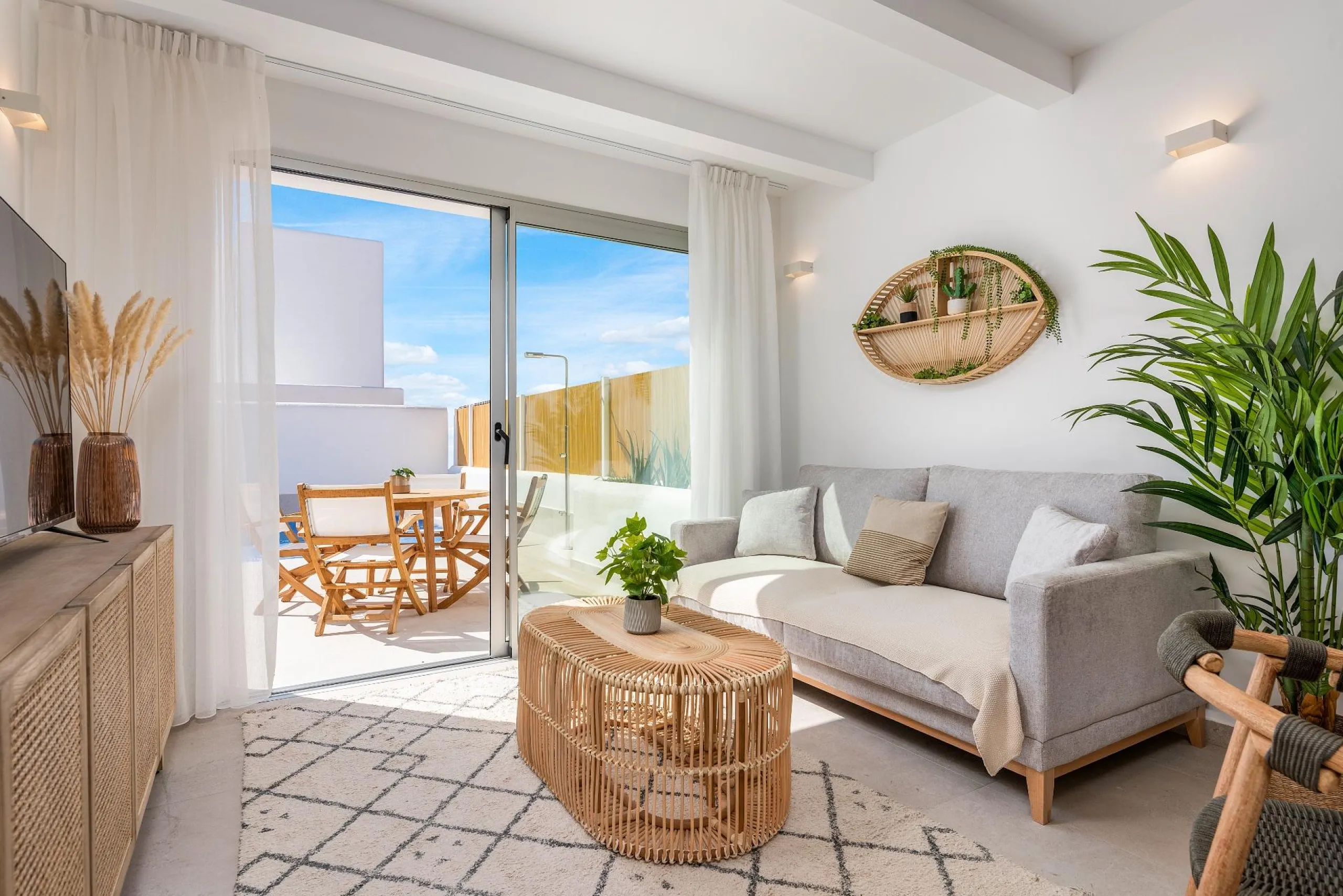 VILLA DE OBRA NUEVA EN LOS ALCÁZARES CON VISTAS AL MAR MENOR. 3 DORM. 2 BAÑOS. CON PISCINA PROPIA. PARCELA 230 M2.