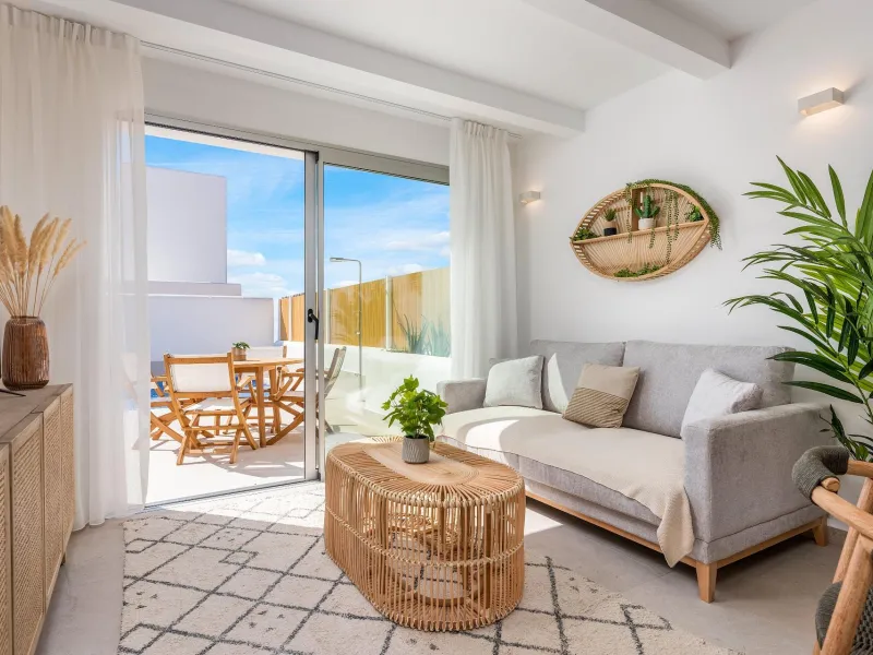 VILLA DE OBRA NUEVA EN LOS ALCÁZARES CON VISTAS AL MAR MENOR. 3 DORM. 2 BAÑOS. CON PISCINA PROPIA. PARCELA 230 M2.