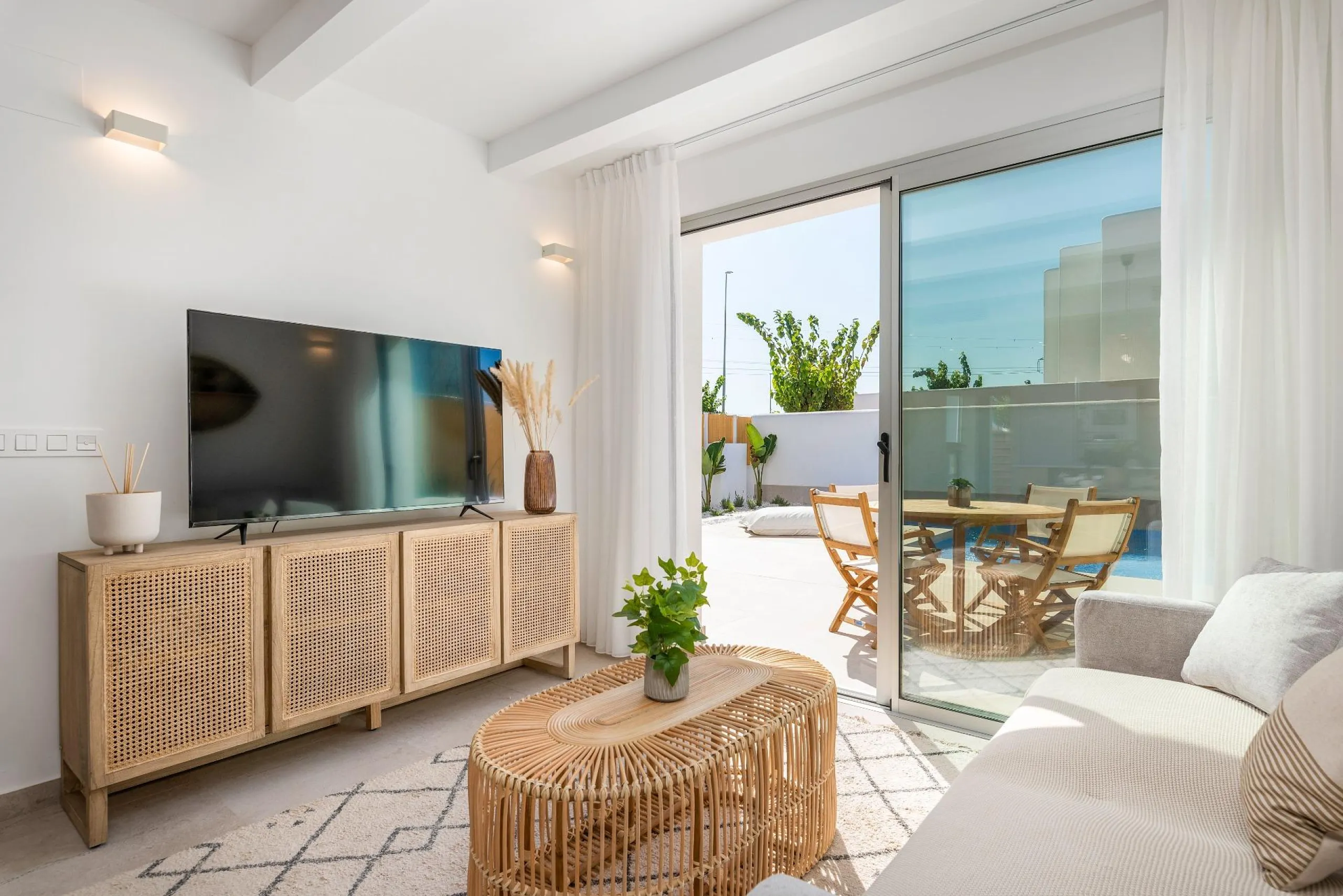 VILLA DE OBRA NUEVA EN LOS ALCÁZARES CON VISTAS AL MAR MENOR. 3 DORM. 2 BAÑOS. CON PISCINA PROPIA. PARCELA 230 M2.