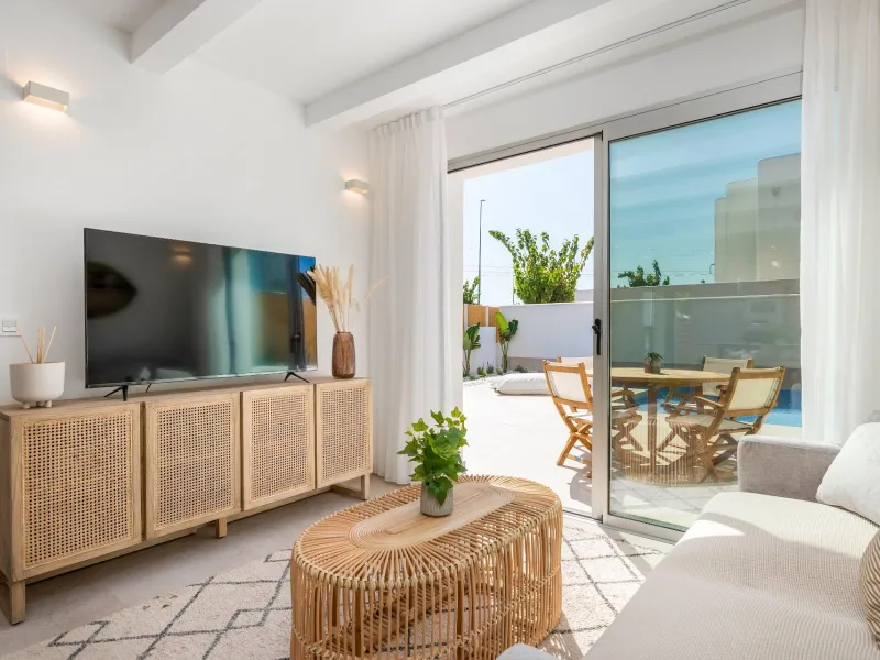 VILLA DE OBRA NUEVA EN LOS ALCÁZARES CON VISTAS AL MAR MENOR. 3 DORM. 2 BAÑOS. CON PISCINA PROPIA. PARCELA 230 M2.