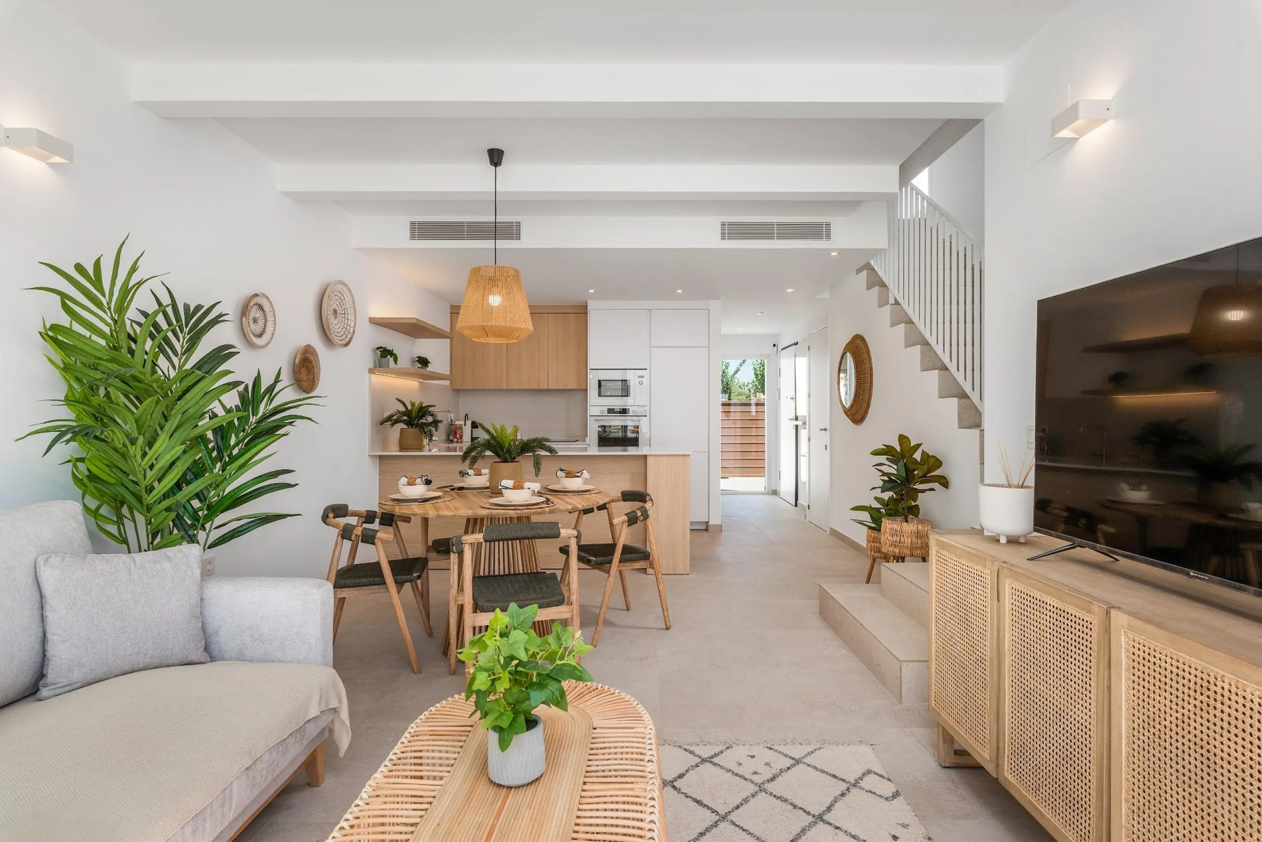 VILLA DE OBRA NUEVA EN LOS ALCÁZARES CON VISTAS AL MAR MENOR. 3 DORM. 2 BAÑOS. CON PISCINA PROPIA. PARCELA 230 M2.