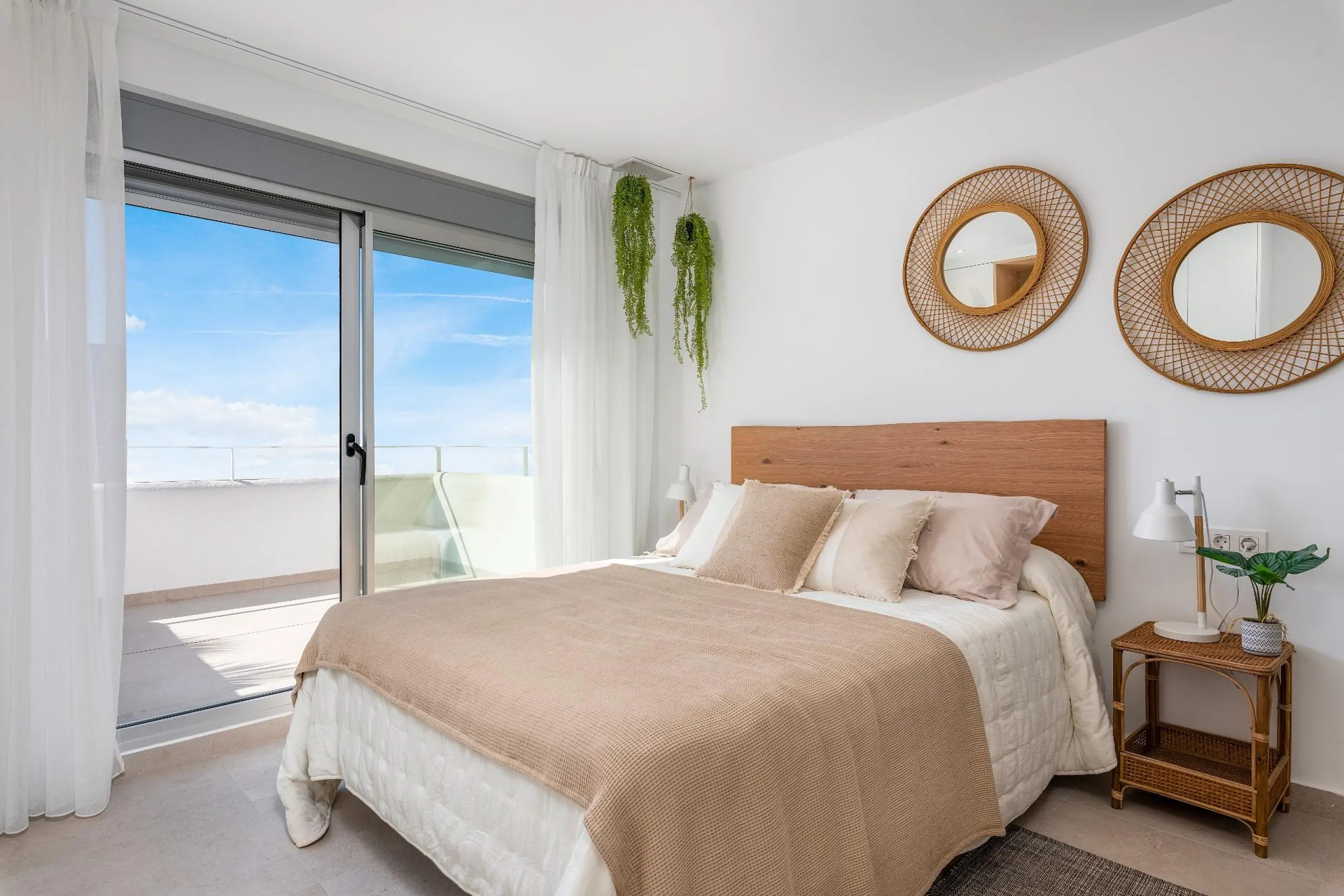 VILLA DE OBRA NUEVA EN LOS ALCÁZARES CON VISTAS AL MAR MENOR. 3 DORM. 2 BAÑOS. CON PISCINA PROPIA. PARCELA 230 M2.