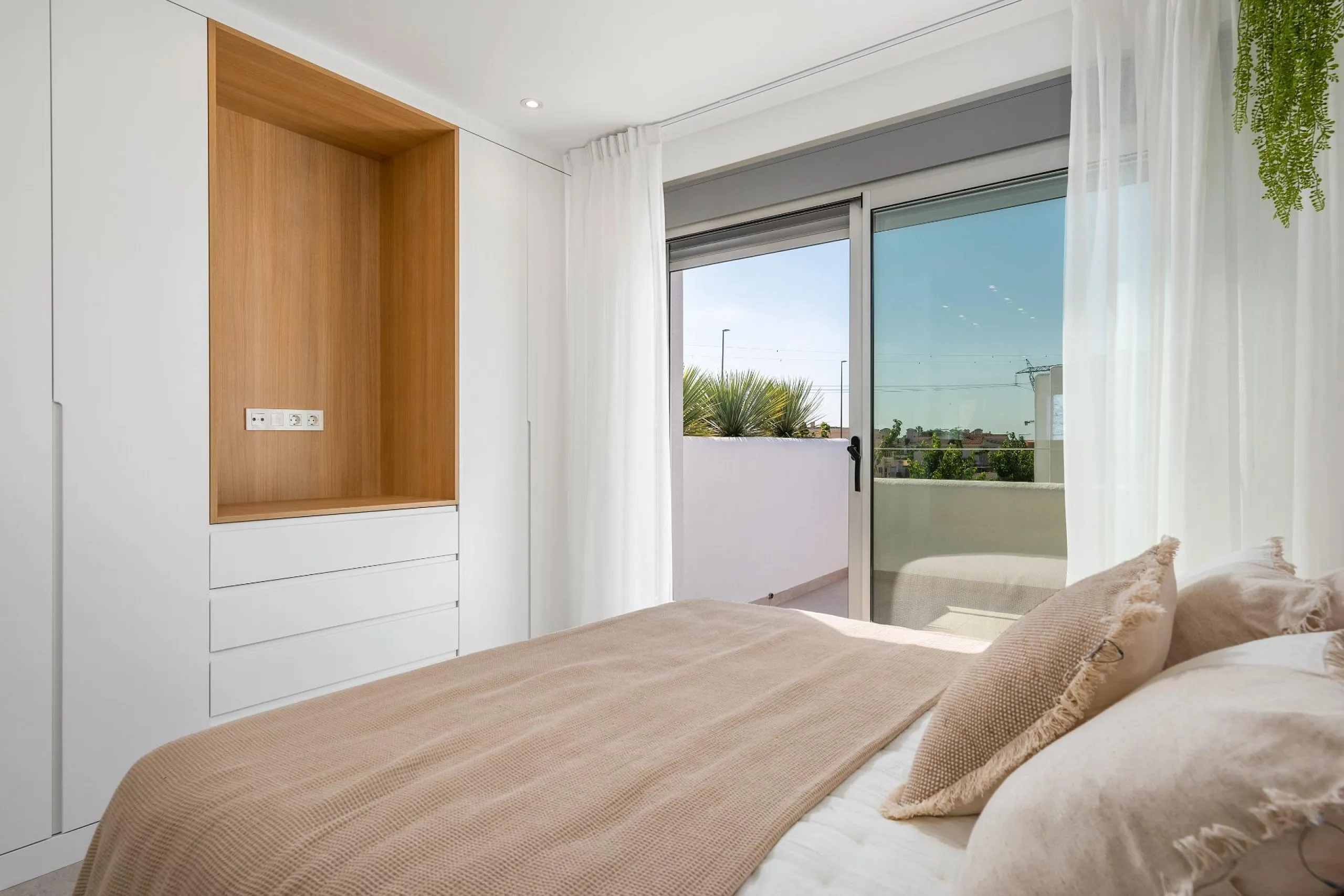 VILLA DE OBRA NUEVA EN LOS ALCÁZARES CON VISTAS AL MAR MENOR. 3 DORM. 2 BAÑOS. CON PISCINA PROPIA. PARCELA 230 M2.
