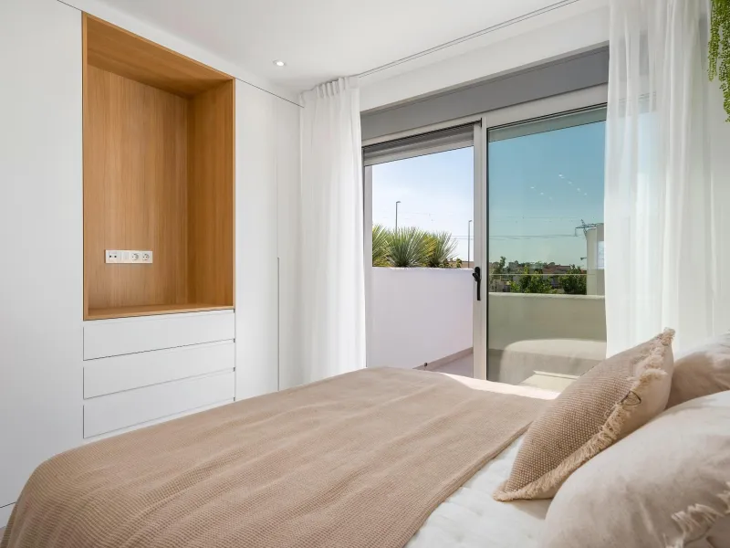VILLA DE OBRA NUEVA EN LOS ALCÁZARES CON VISTAS AL MAR MENOR. 3 DORM. 2 BAÑOS. CON PISCINA PROPIA. PARCELA 230 M2.