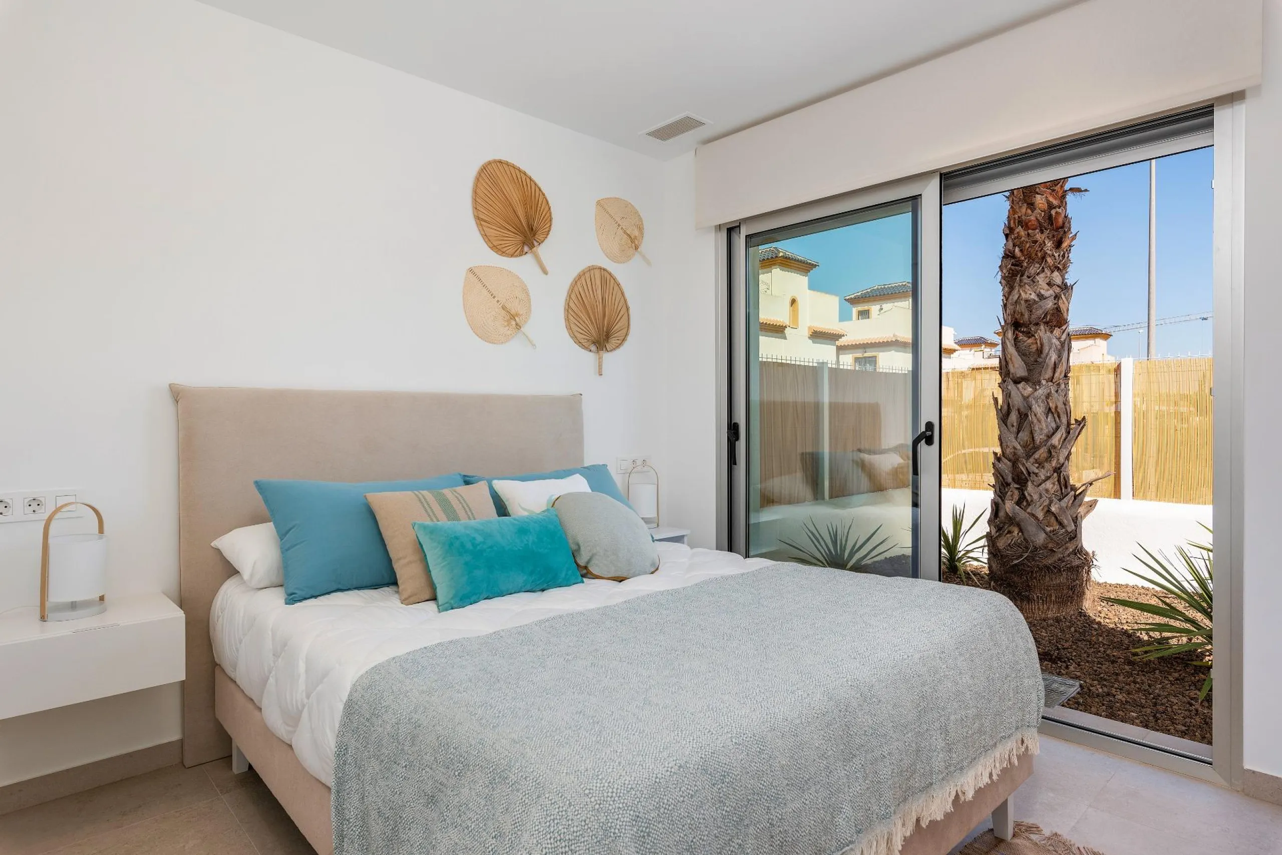 VILLA DE OBRA NUEVA EN LOS ALCÁZARES CON VISTAS AL MAR MENOR. 3 DORM. 2 BAÑOS. CON PISCINA PROPIA. PARCELA 230 M2.