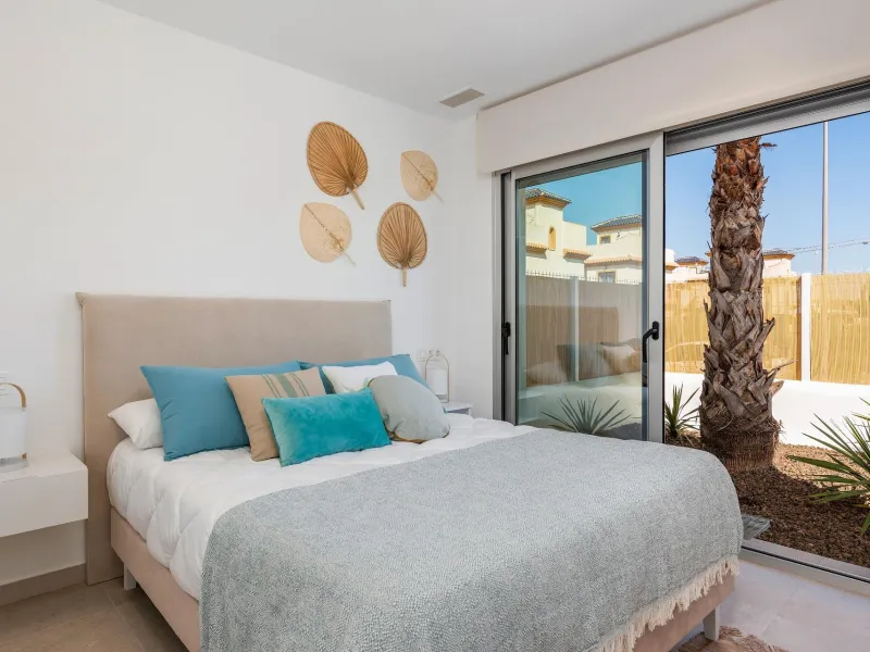 VILLA DE OBRA NUEVA EN LOS ALCÁZARES CON VISTAS AL MAR MENOR. 3 DORM. 2 BAÑOS. CON PISCINA PROPIA. PARCELA 230 M2.