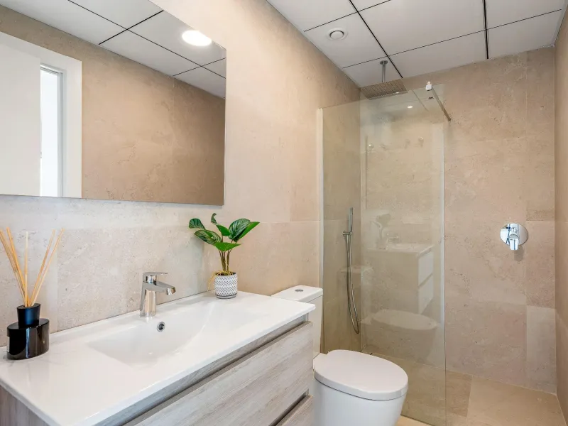 VILLA DE OBRA NUEVA EN LOS ALCÁZARES CON VISTAS AL MAR MENOR. 3 DORM. 2 BAÑOS. CON PISCINA PROPIA. PARCELA 230 M2.