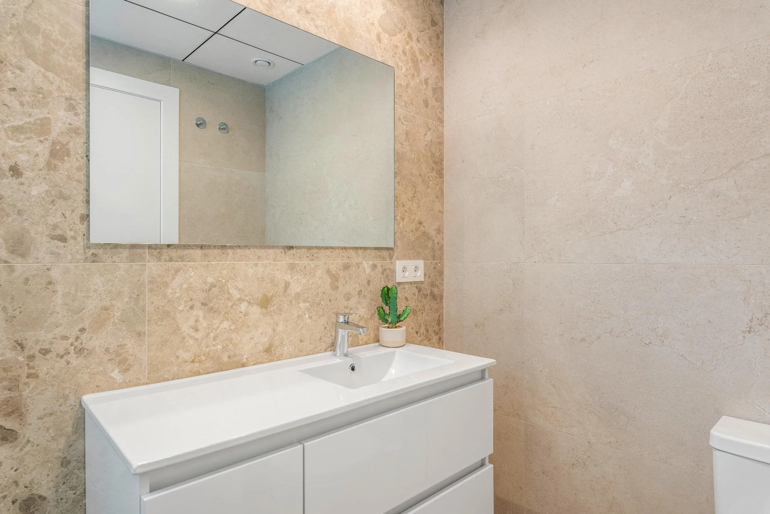 VILLA DE OBRA NUEVA EN LOS ALCÁZARES CON VISTAS AL MAR MENOR. 3 DORM. 2 BAÑOS. CON PISCINA PROPIA. PARCELA 230 M2.