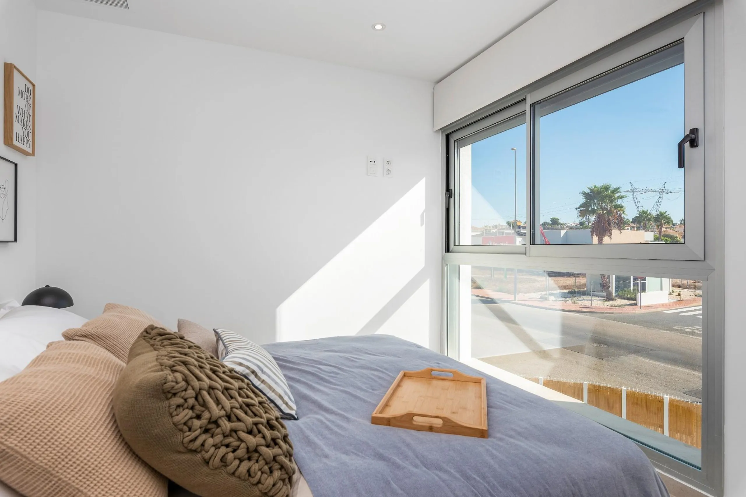 VILLA DE OBRA NUEVA EN LOS ALCÁZARES CON VISTAS AL MAR MENOR. 3 DORM. 2 BAÑOS. CON PISCINA PROPIA. PARCELA 230 M2.