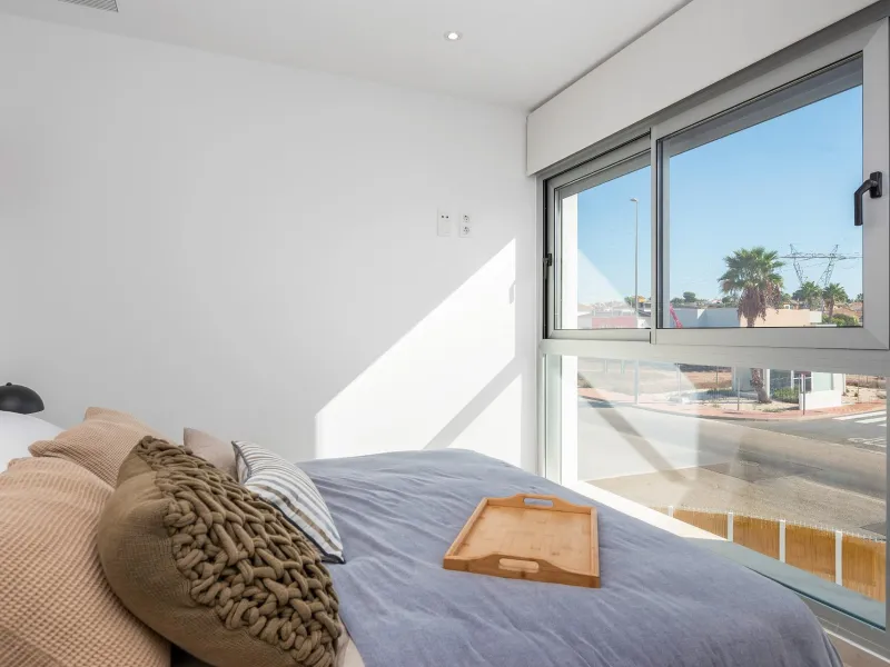 VILLA DE OBRA NUEVA EN LOS ALCÁZARES CON VISTAS AL MAR MENOR. 3 DORM. 2 BAÑOS. CON PISCINA PROPIA. PARCELA 230 M2.