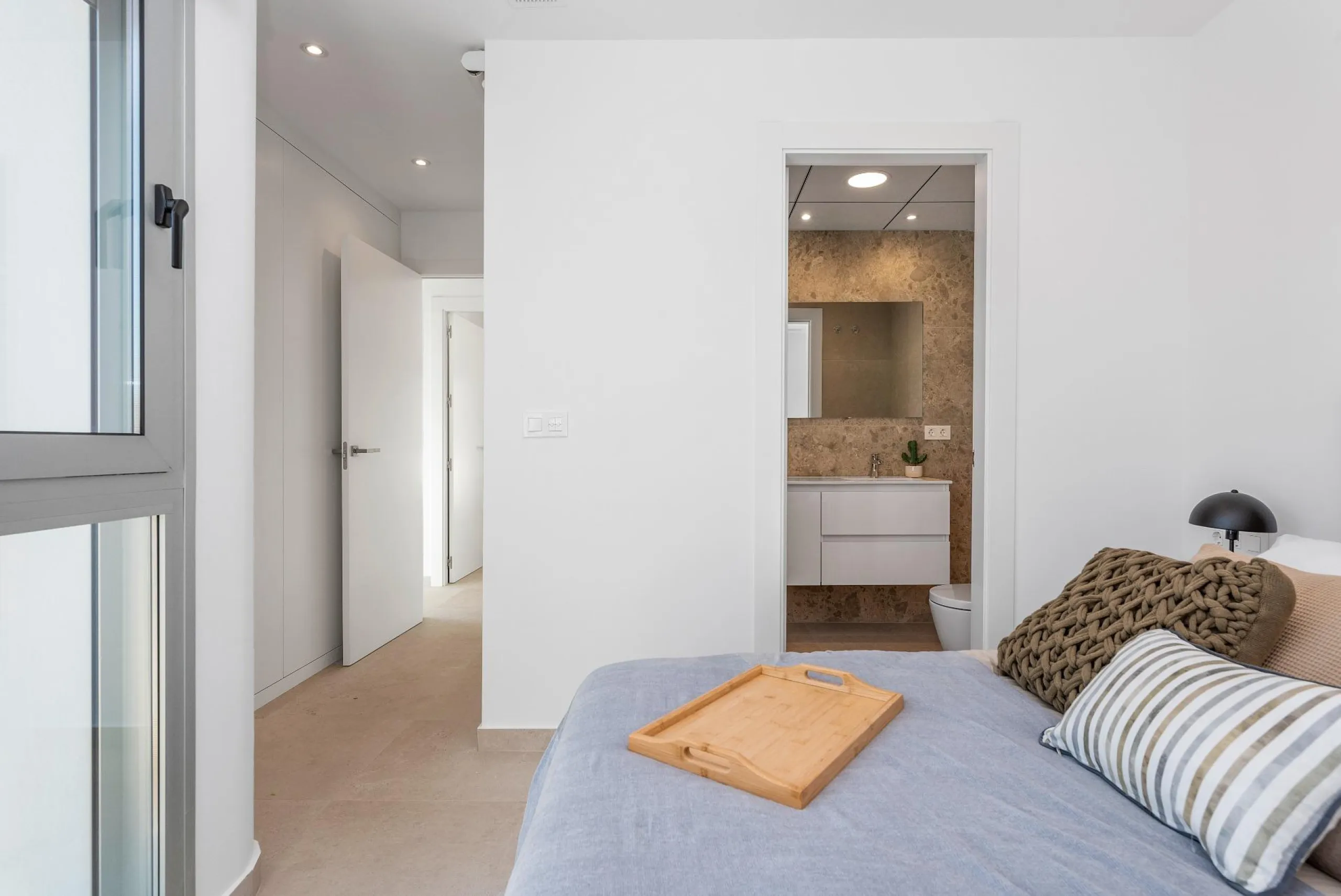 VILLA DE OBRA NUEVA EN LOS ALCÁZARES CON VISTAS AL MAR MENOR. 3 DORM. 2 BAÑOS. CON PISCINA PROPIA. PARCELA 230 M2.