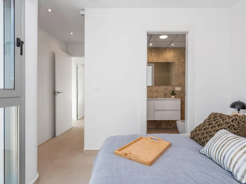 VILLA DE OBRA NUEVA EN LOS ALCÁZARES CON VISTAS AL MAR MENOR. 3 DORM. 2 BAÑOS. CON PISCINA PROPIA. PARCELA 230 M2.