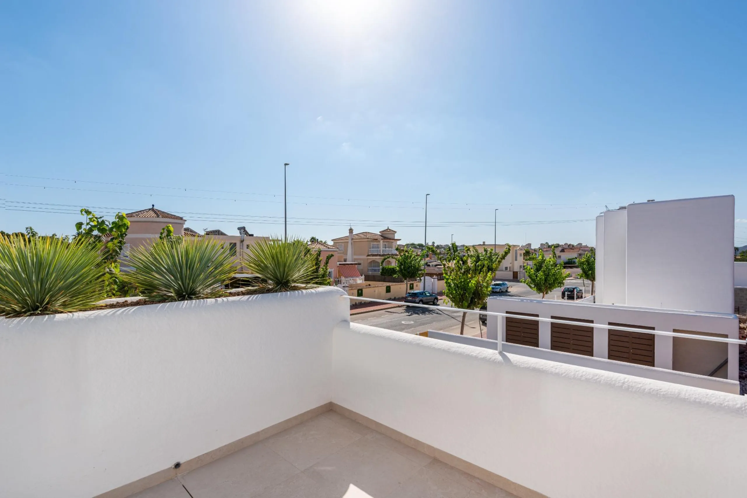 VILLA DE OBRA NUEVA EN LOS ALCÁZARES CON VISTAS AL MAR MENOR. 3 DORM. 2 BAÑOS. CON PISCINA PROPIA. PARCELA 230 M2.