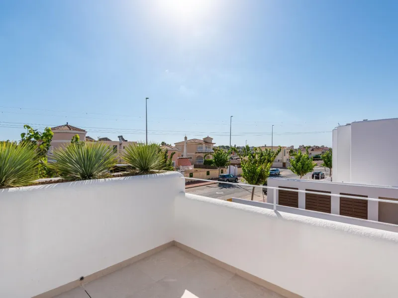 VILLA DE OBRA NUEVA EN LOS ALCÁZARES CON VISTAS AL MAR MENOR. 3 DORM. 2 BAÑOS. CON PISCINA PROPIA. PARCELA 230 M2.
