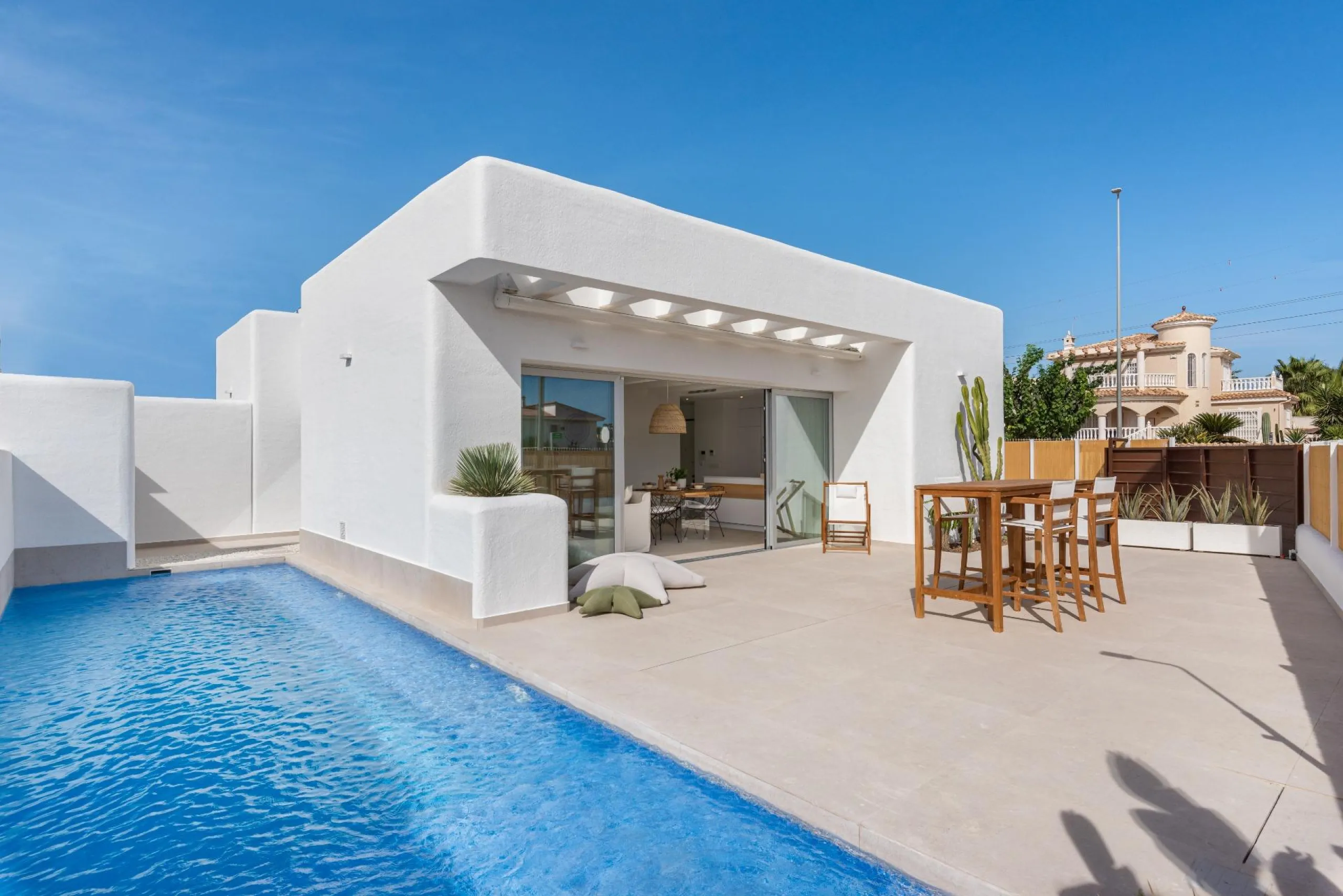 VILLA DE OBRA NUEVA EN LOS ALCÁZARES CON VISTAS AL MAR MENOR. CON PISCINA PRIVADA. 3 DORM. 2 BAÑOS. PARCELA 217 M2.
