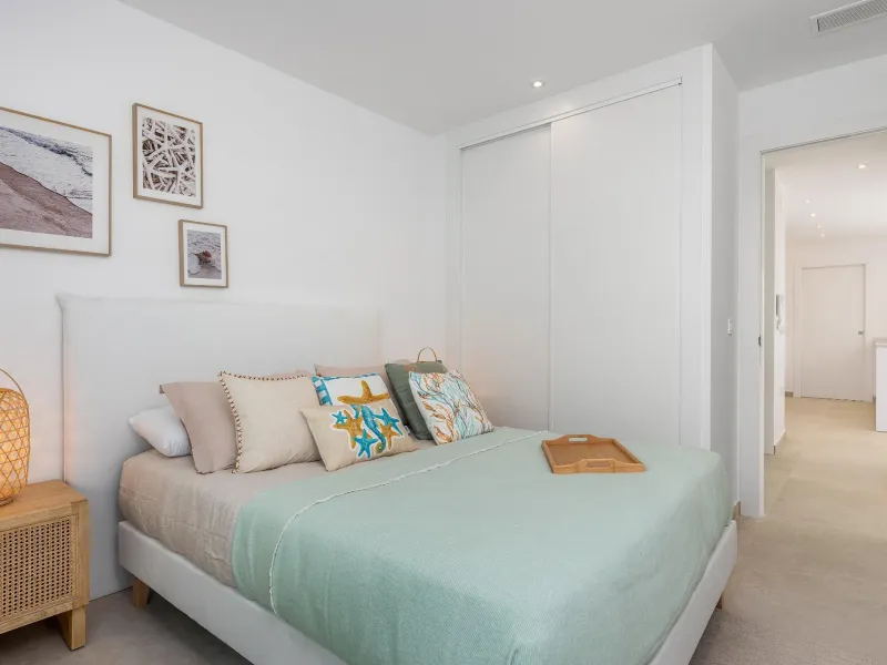 VILLA DE OBRA NUEVA EN LOS ALCÁZARES CON VISTAS AL MAR MENOR. CON PISCINA PRIVADA. 3 DORM. 2 BAÑOS. PARCELA 217 M2.
