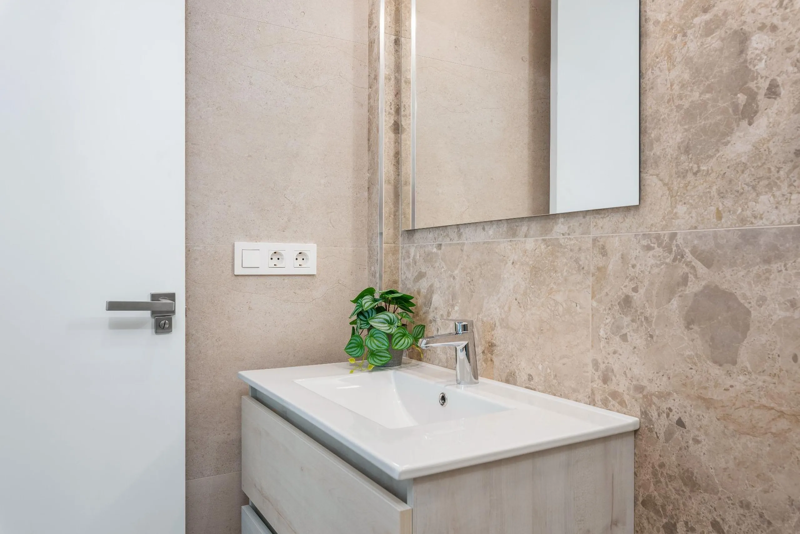 VILLA DE OBRA NUEVA EN LOS ALCÁZARES CON VISTAS AL MAR MENOR. CON PISCINA PRIVADA. 3 DORM. 2 BAÑOS. PARCELA 217 M2.