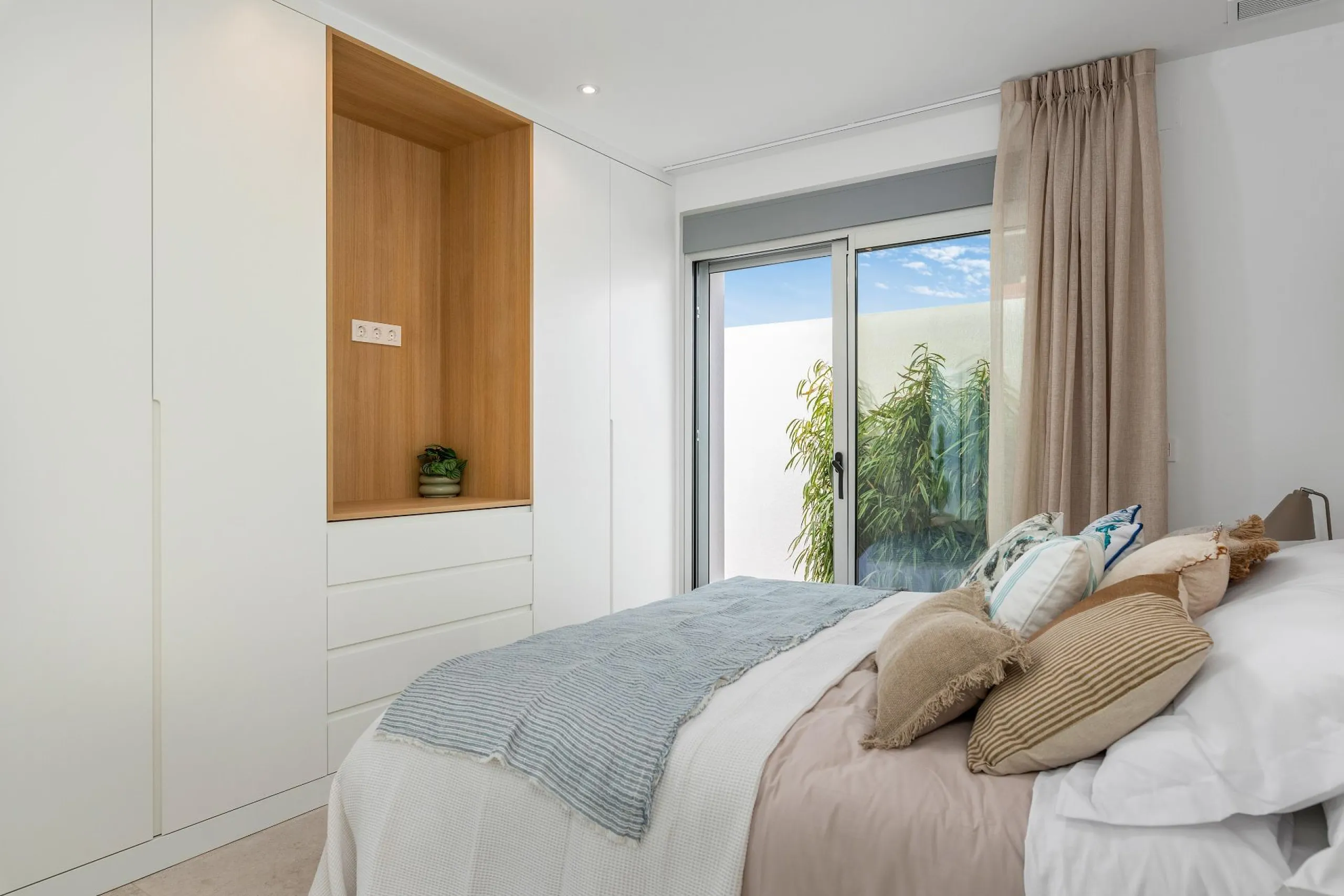VILLA DE OBRA NUEVA EN LOS ALCÁZARES CON VISTAS AL MAR MENOR. CON PISCINA PRIVADA. 3 DORM. 2 BAÑOS. PARCELA 217 M2.