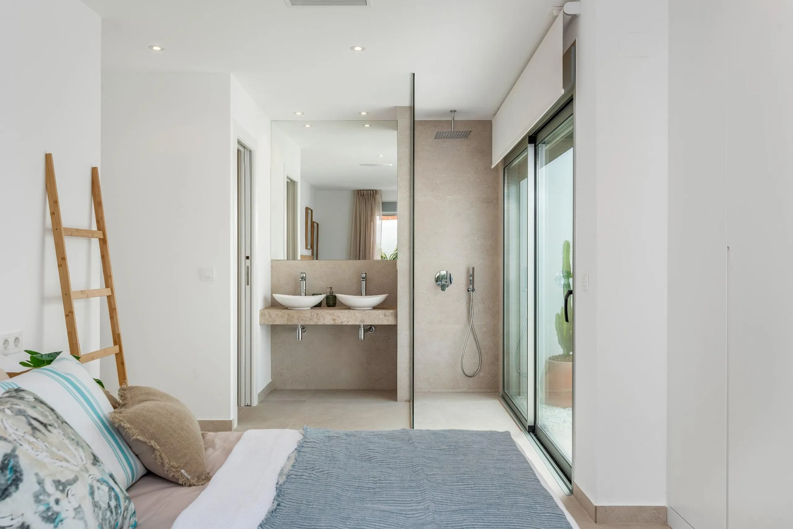 VILLA DE OBRA NUEVA EN LOS ALCÁZARES CON VISTAS AL MAR MENOR. CON PISCINA PRIVADA. 3 DORM. 2 BAÑOS. PARCELA 217 M2.