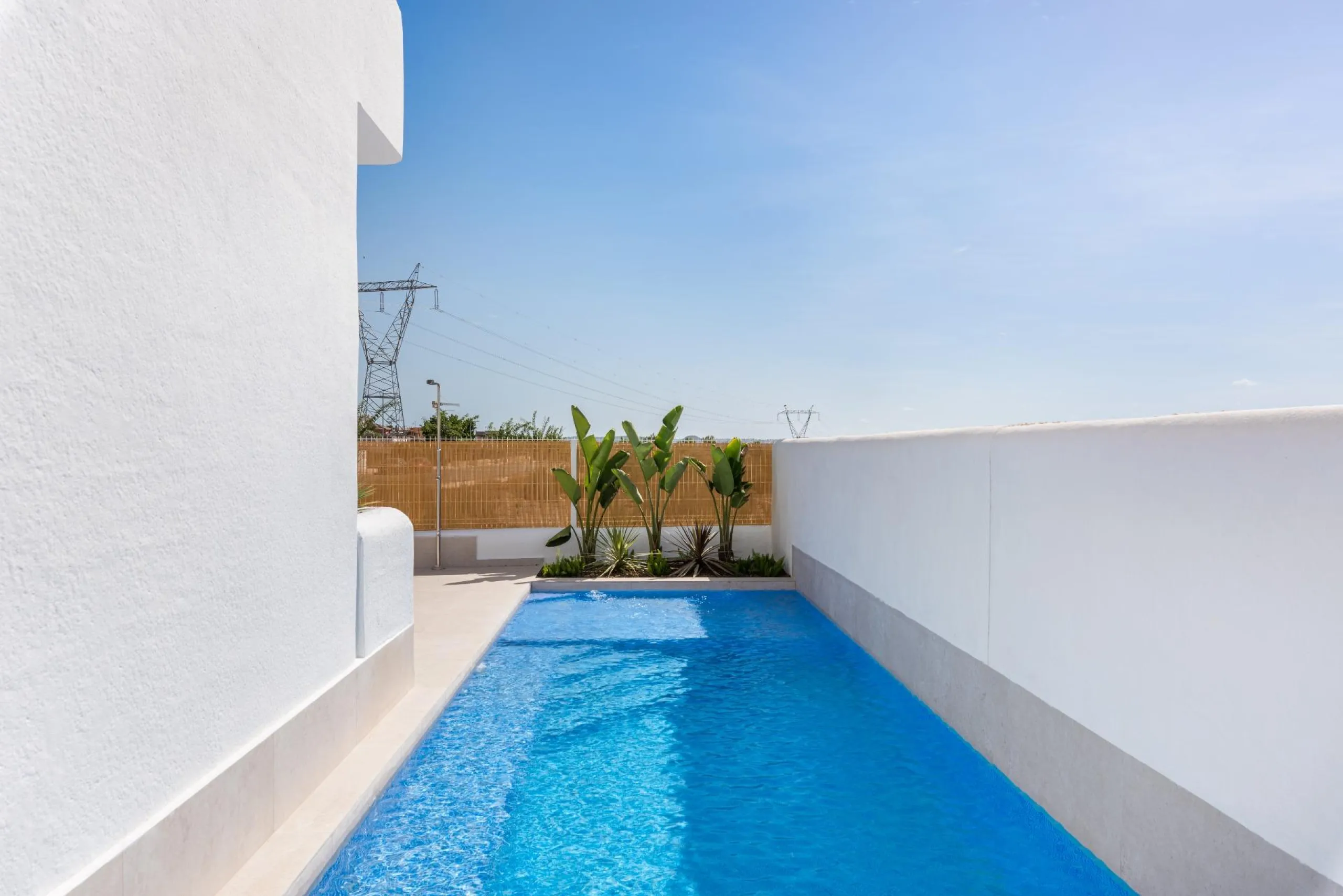 VILLA DE OBRA NUEVA EN LOS ALCÁZARES CON VISTAS AL MAR MENOR. CON PISCINA PRIVADA. 3 DORM. 2 BAÑOS. PARCELA 217 M2.