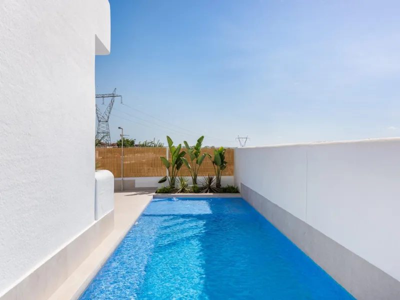 VILLA DE OBRA NUEVA EN LOS ALCÁZARES CON VISTAS AL MAR MENOR. CON PISCINA PRIVADA. 3 DORM. 2 BAÑOS. PARCELA 217 M2.