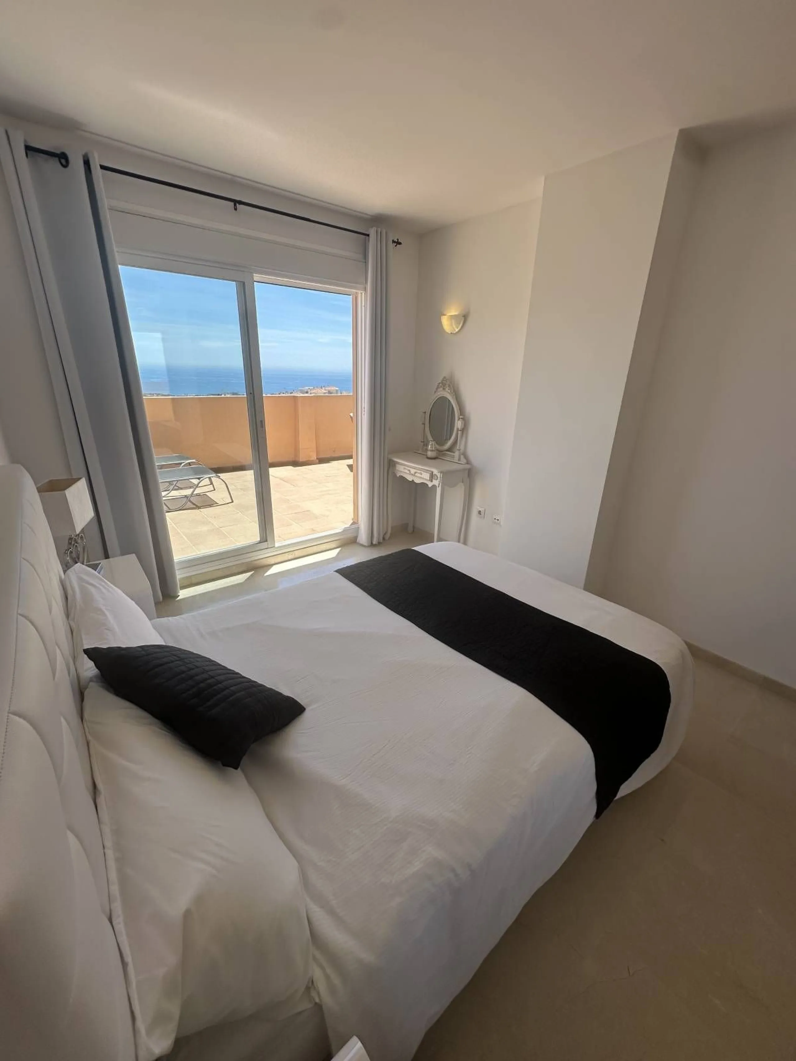 Atemberaubende 2-Zimmer-Wohnung mit Meerblick, privatem Tiefgaragenstellplatz und Abstellraum – Bellavista Hills 2, Calahonda – 349.000 €