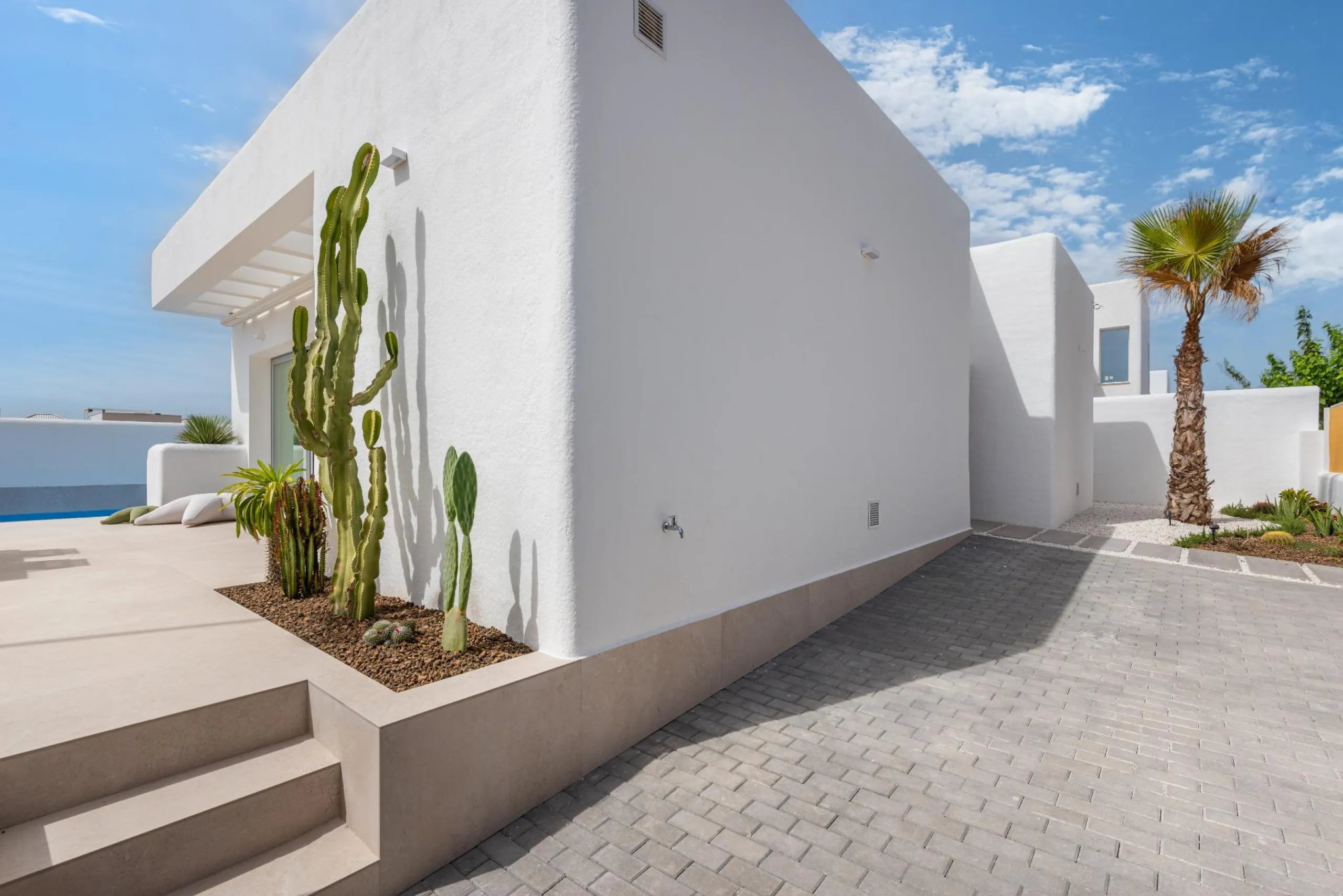 VILLA DE OBRA NUEVA EN LOS ALCÁZARES CON VISTAS AL MAR MENOR. CON PISCINA PRIVADA. 3 DORM. 2 BAÑOS. PARCELA 217 M2.