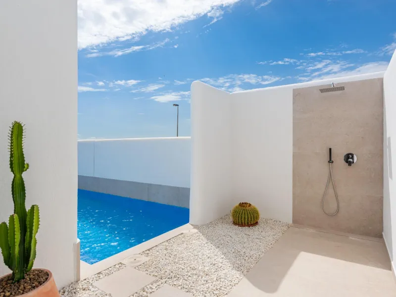 VILLA DE OBRA NUEVA EN LOS ALCÁZARES CON VISTAS AL MAR MENOR. CON PISCINA PRIVADA. 3 DORM. 2 BAÑOS. PARCELA 217 M2.