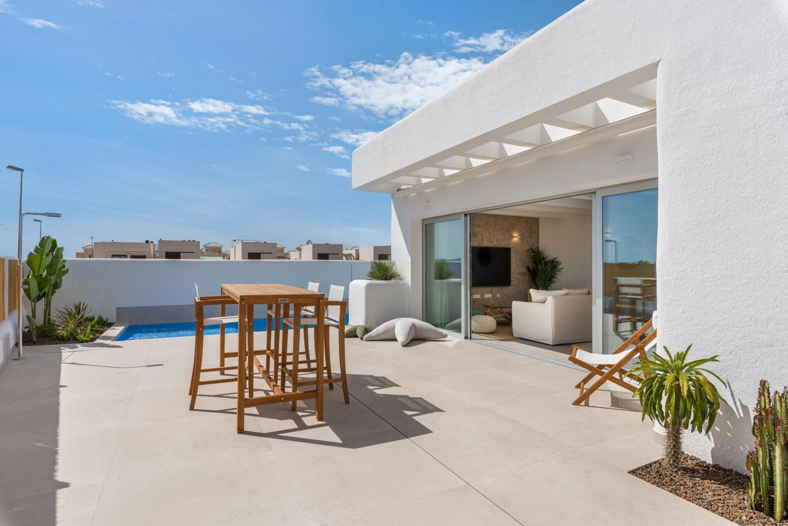 VILLA DE OBRA NUEVA EN LOS ALCÁZARES CON VISTAS AL MAR MENOR. CON PISCINA PRIVADA. 3 DORM. 2 BAÑOS. PARCELA 217 M2.