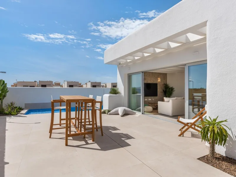 VILLA DE OBRA NUEVA EN LOS ALCÁZARES CON VISTAS AL MAR MENOR. CON PISCINA PRIVADA. 3 DORM. 2 BAÑOS. PARCELA 217 M2.