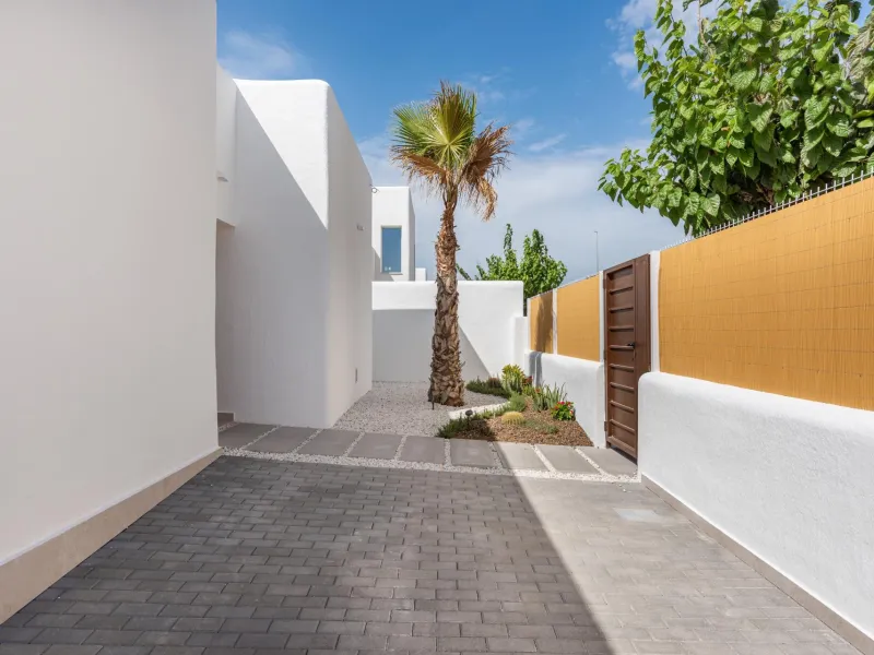 VILLA DE OBRA NUEVA EN LOS ALCÁZARES CON VISTAS AL MAR MENOR. CON PISCINA PRIVADA. 3 DORM. 2 BAÑOS. PARCELA 217 M2.