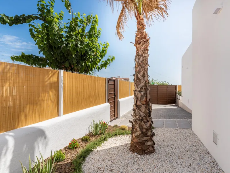 VILLA DE OBRA NUEVA EN LOS ALCÁZARES CON VISTAS AL MAR MENOR. CON PISCINA PRIVADA. 3 DORM. 2 BAÑOS. PARCELA 217 M2.