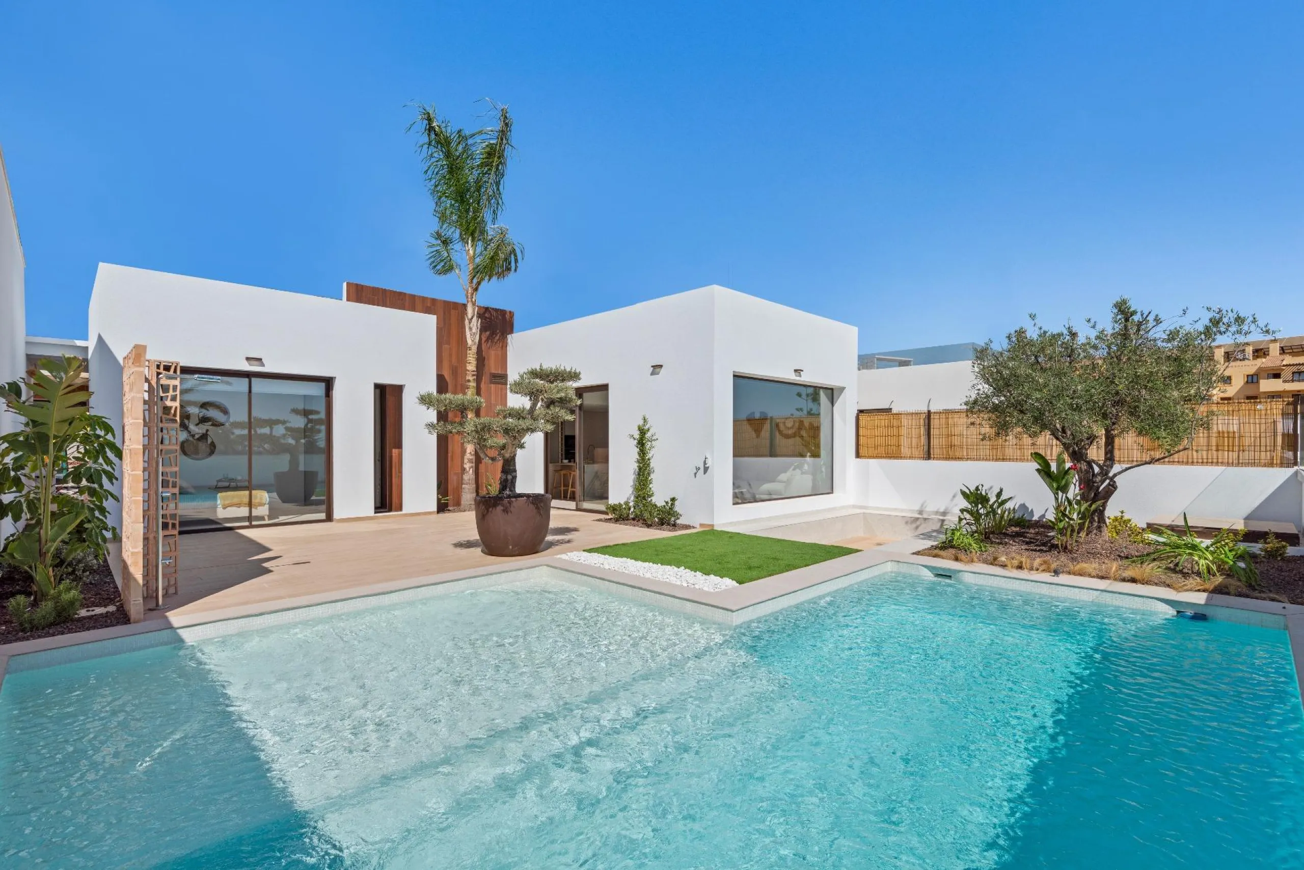 NEW BUILD VILLA IN LOS ALCÁZARES WITH VIEWS TO MAR MENOR. WITH PRIVATE POOL AND PARKING. 3 BEDROOMS. 2 BATHROOMS. PLOT 297 M2.