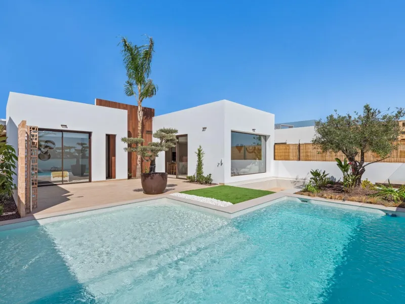 NEW BUILD VILLA IN LOS ALCÁZARES WITH VIEWS TO MAR MENOR. WITH PRIVATE POOL AND PARKING. 3 BEDROOMS. 2 BATHROOMS. PLOT 297 M2.